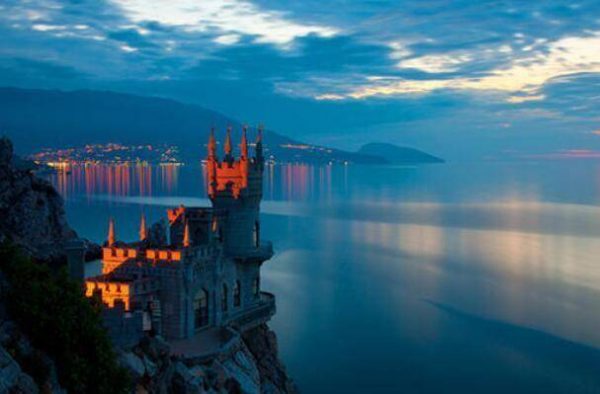 全球十大位置诡异的美丽城堡(世界上10座美丽而神秘的古城堡)