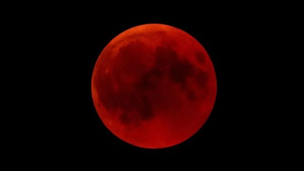 月亮为什么会变红(月亮为何会变成血红色)