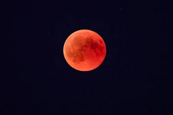 月亮为什么会变红(月亮为何会变成血红色)
