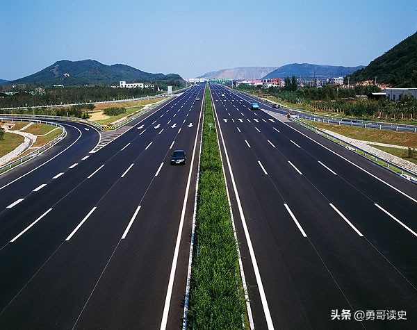 中国第一条高速公路是哪条(我国大陆第一条高速公路通车时间)