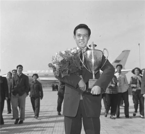 我国第一个乒乓球世界冠军是谁(中国第一个乒乓球世界冠军叫什么)