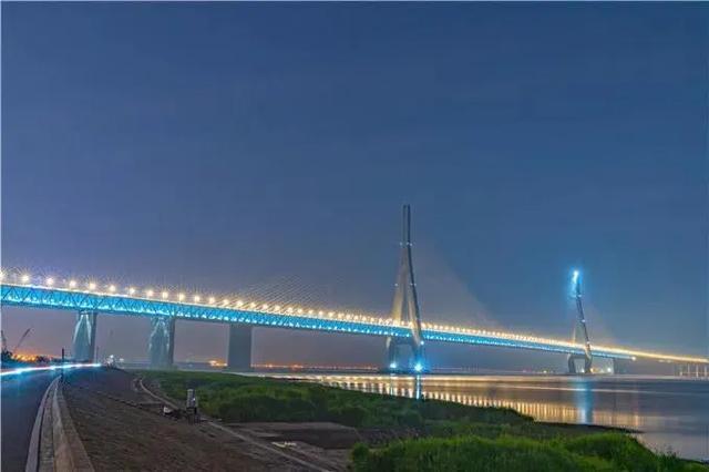 沪通长江大桥(中国江苏省境内连接苏州市和南通市的桥梁)
