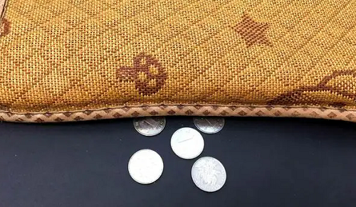 枕头下放6个硬币 枕头下放6个硬币招财还是8个招财
